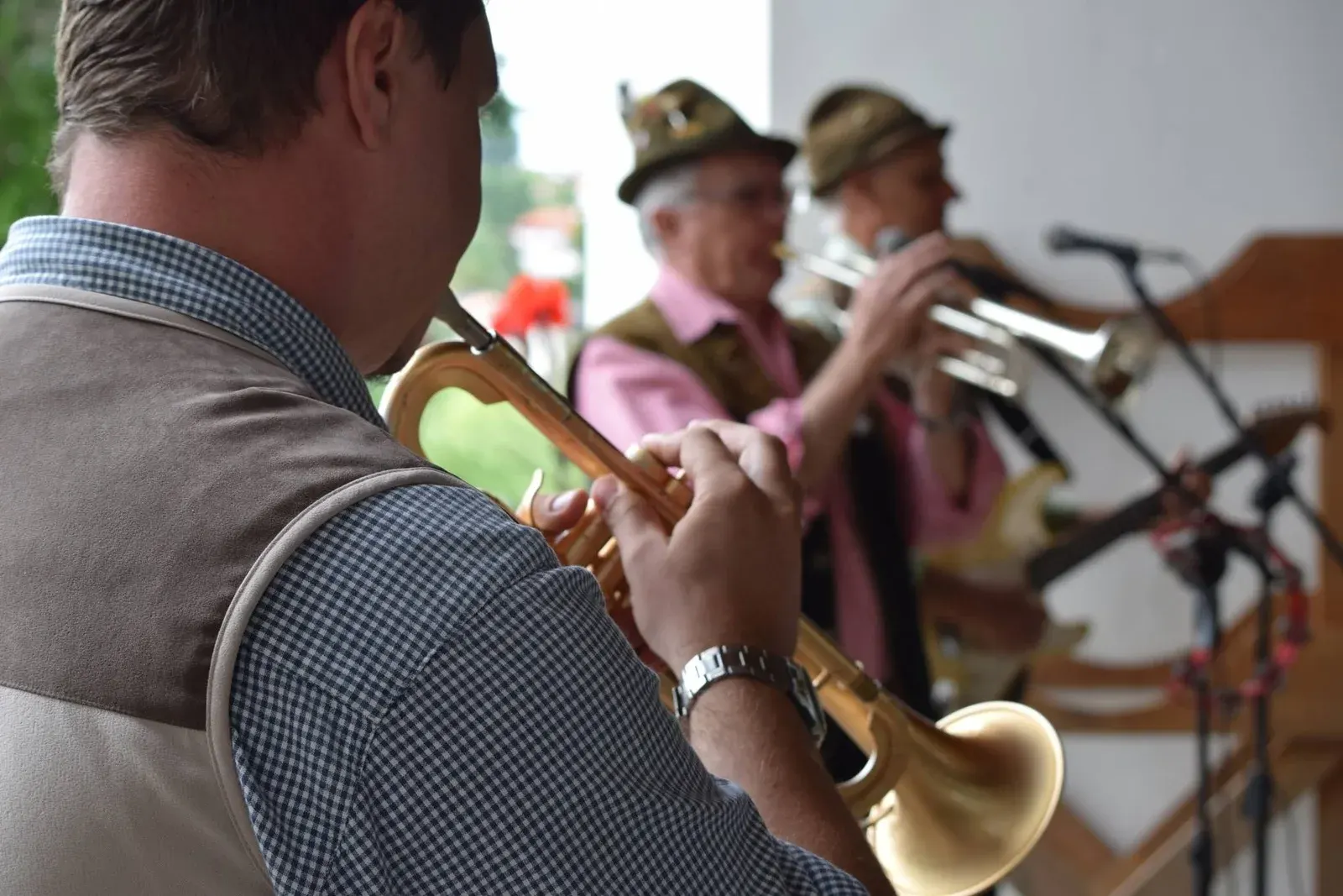 Músicos da banda típica austríaca tocando trompete
