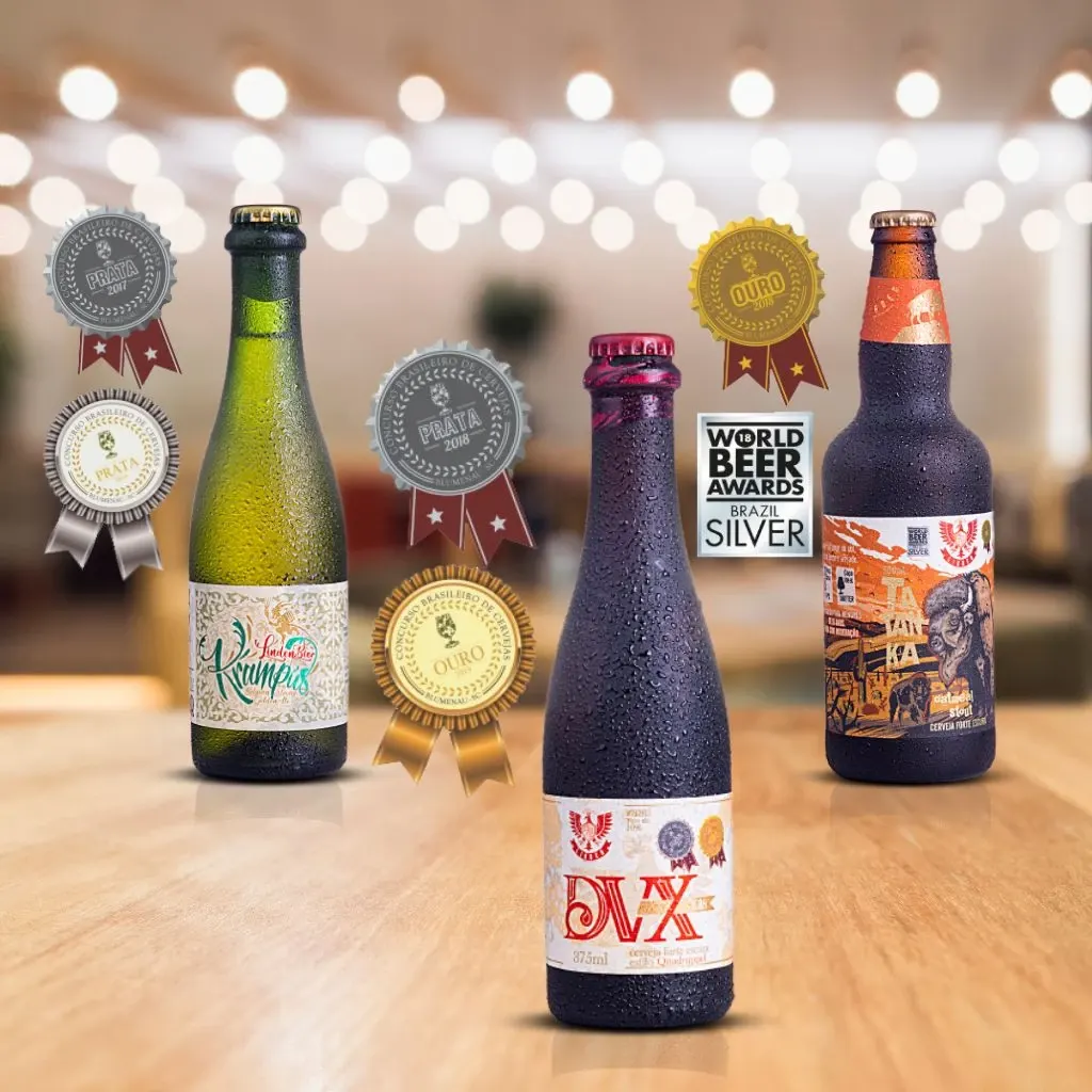 Garrafas da LindenBier com as medalhas conquistadas em festivais de cerveja